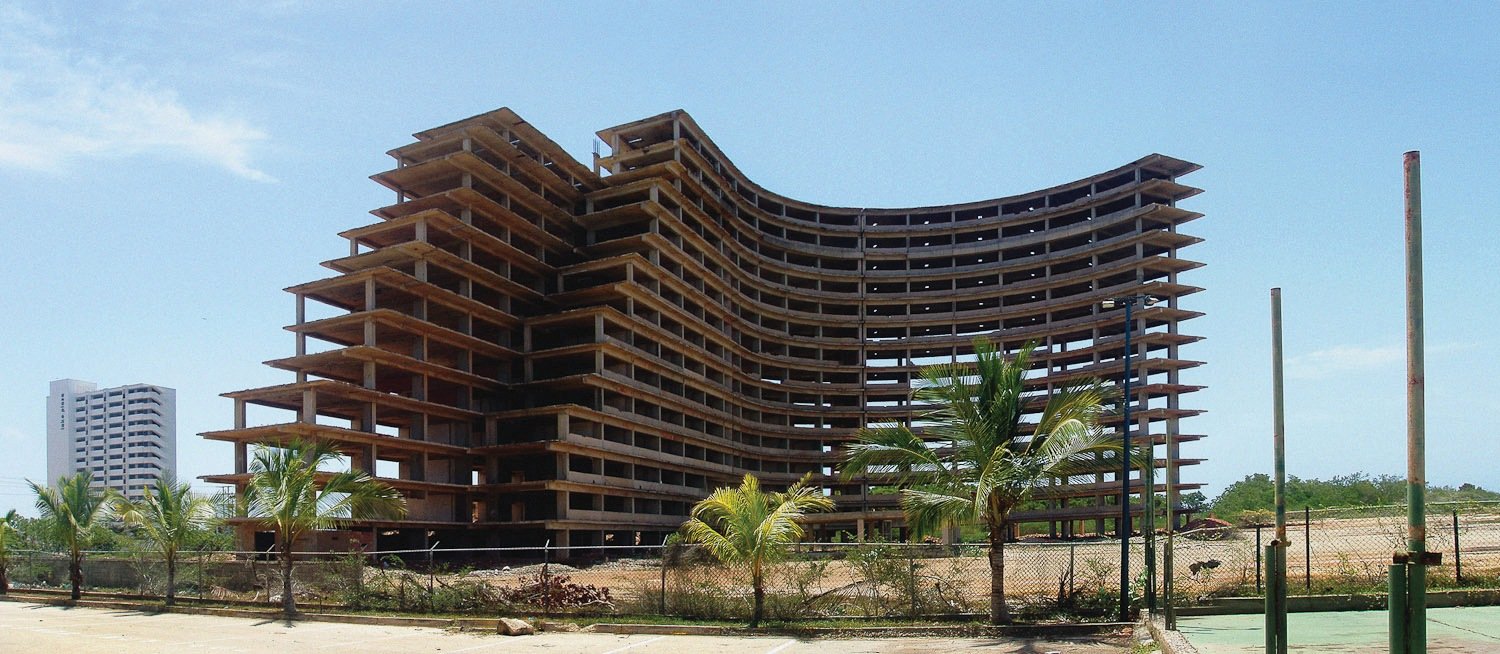 Estructura de hierro abandonada sobre la costa