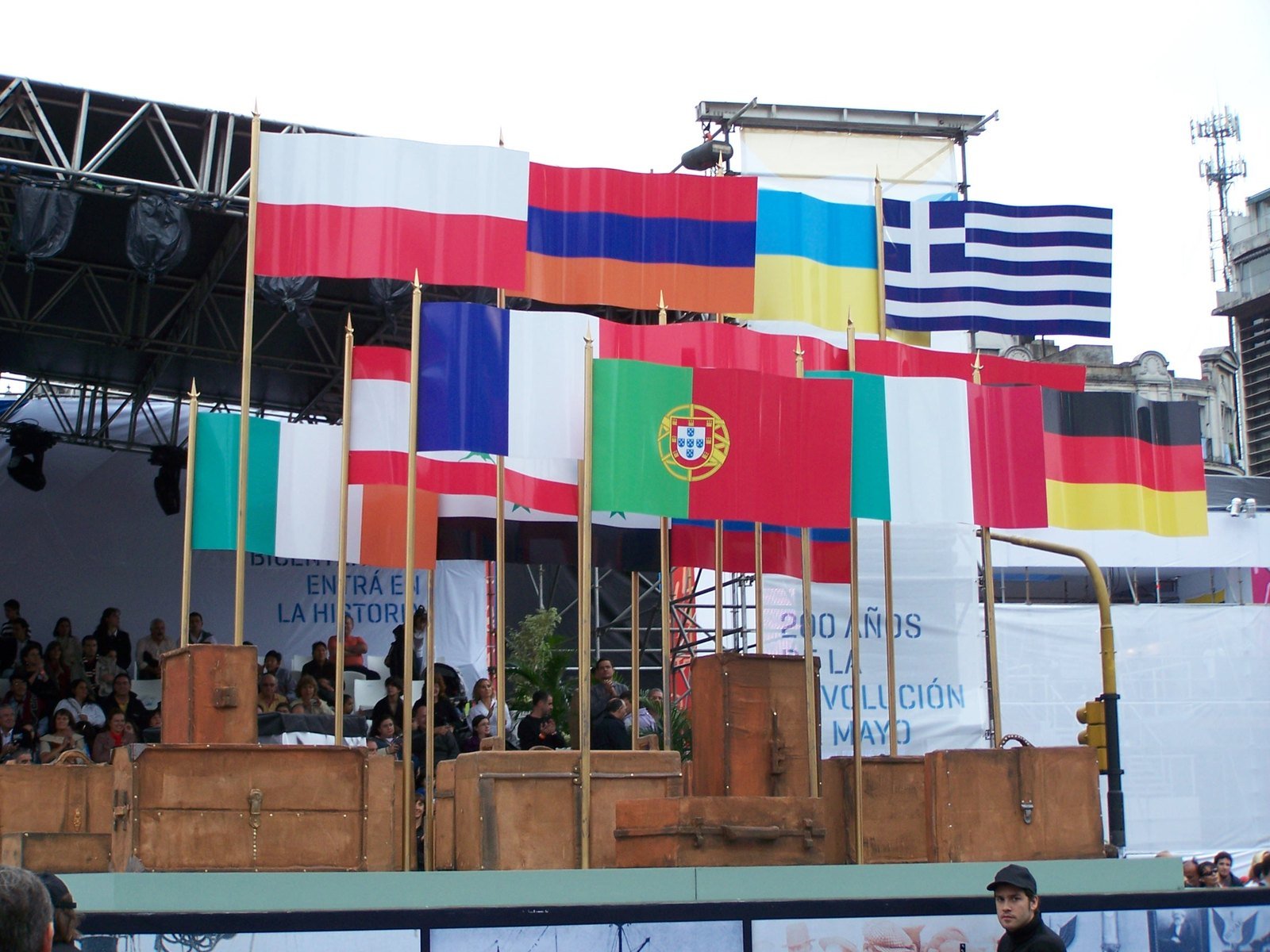 Escenario del Bicentenario con banderas de colectividades