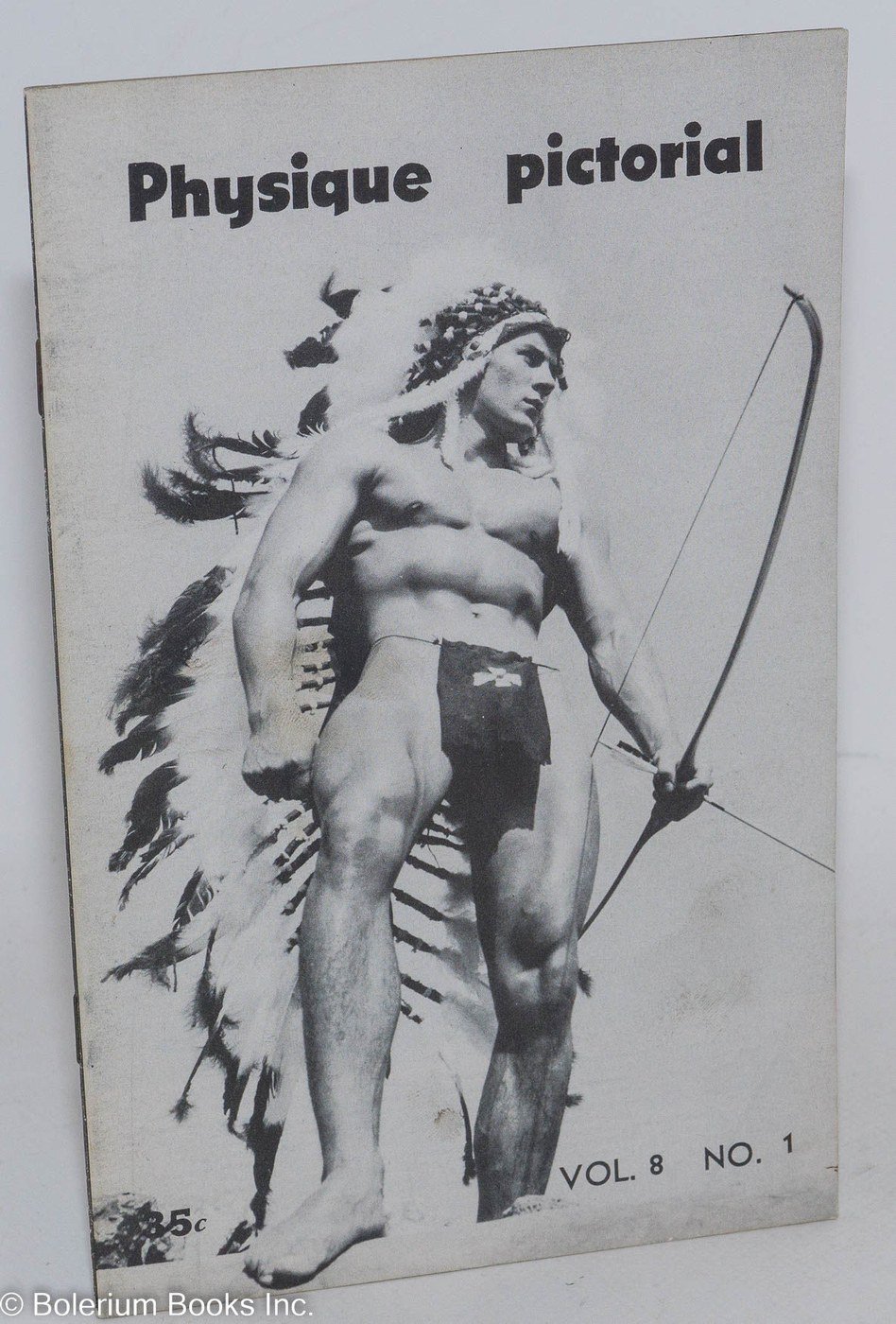 Portada de Physique Pictorial: modelo con penacho y arco