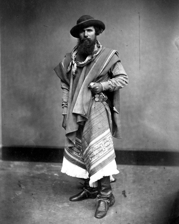 Retrato de un gaucho con poncho y sombrero